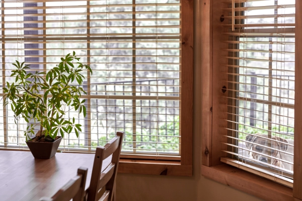 Mini blinds cover the windows of a dining room